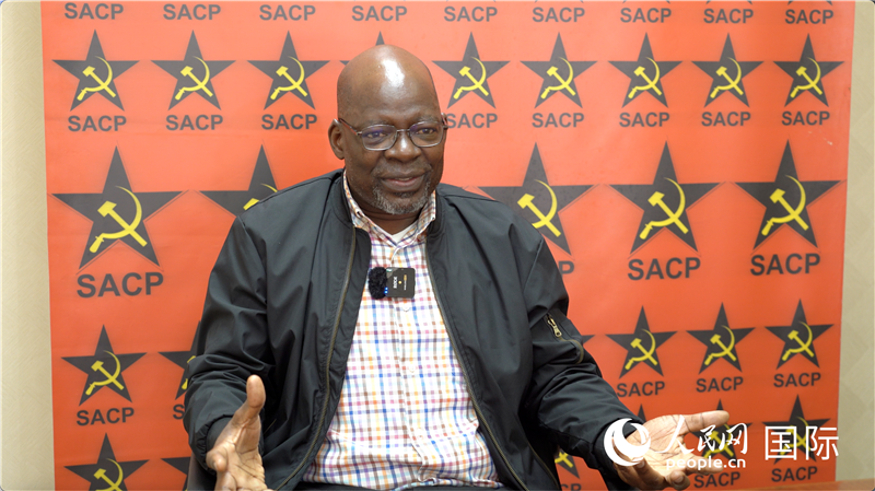 南非共產(chǎn)黨總書記索利 馬派拉接受人民網(wǎng)記者采訪。人民網(wǎng) 劉暢攝