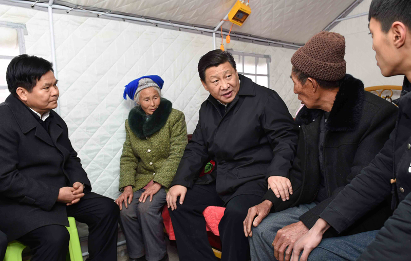 2015年1月19日，習(xí)近平總書(shū)記來(lái)到云南魯?shù)榭h小寨鎮(zhèn)甘家寨紅旗社區(qū)過(guò)渡安置點(diǎn)，看望受災(zāi)群眾甘正芬和她的老伴兒鄒體富。