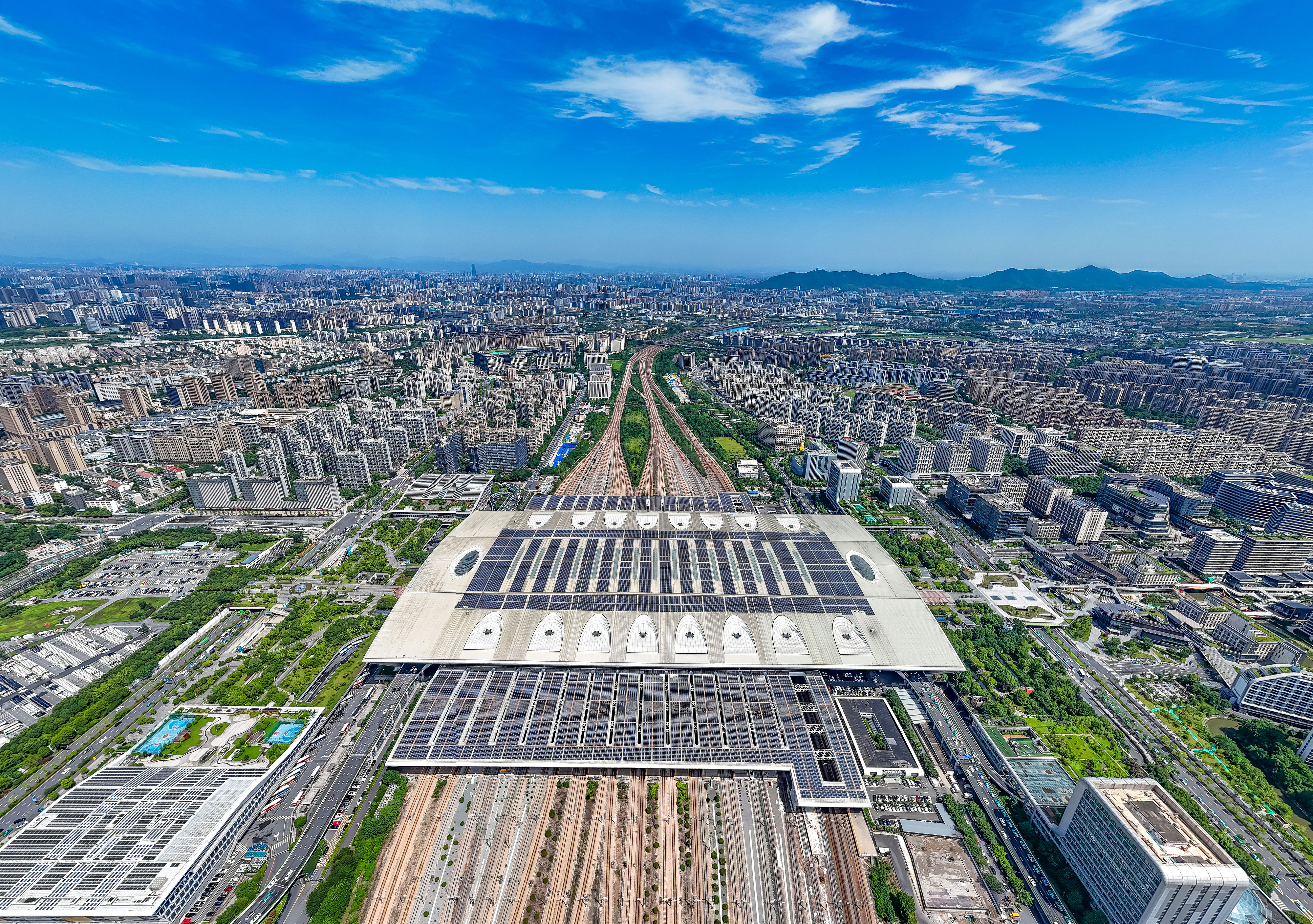2025年10月29日，浙江杭州，航拍杭州東站站房屋頂及南北雨棚光伏發(fā)電方陣。