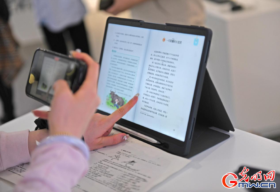 組圖丨AI、網(wǎng)絡(luò)安全、跨境電商……數(shù)字經(jīng)濟(jì)如此 “陜”耀