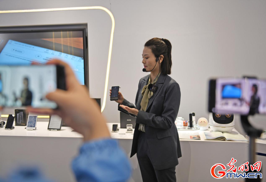 組圖丨AI、網(wǎng)絡(luò)安全、跨境電商……數(shù)字經(jīng)濟(jì)如此 “陜”耀