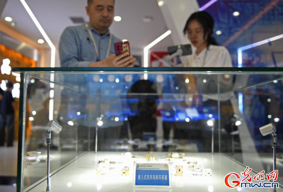 組圖丨AI、網(wǎng)絡(luò)安全、跨境電商……數(shù)字經(jīng)濟(jì)如此 “陜”耀