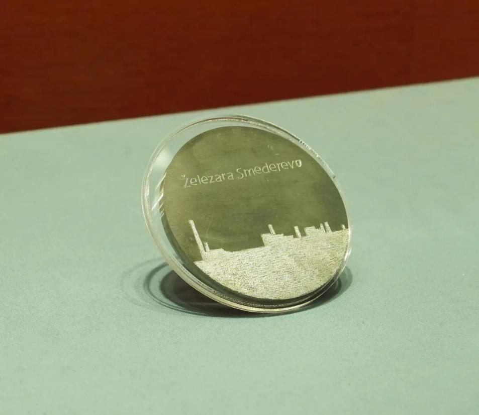 2016年6月，塞爾維亞斯梅戴雷沃鋼廠工人贈送習近平主席的鋼板雕刻工廠剪影紀念牌。胡楊 攝