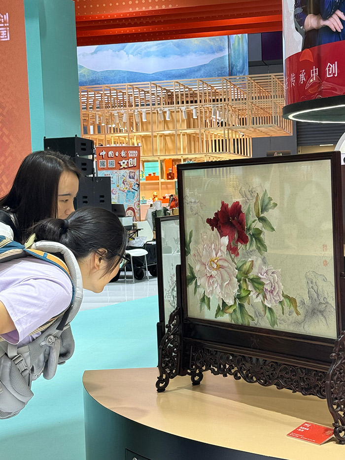 “文創(chuàng)中國(guó)”專(zhuān)題展區(qū)。參展觀眾供圖