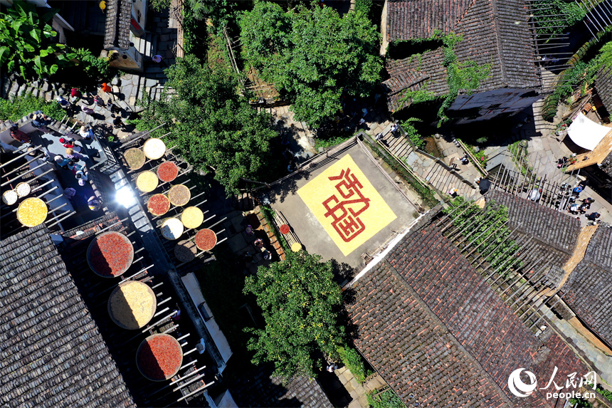 篁嶺曬秋大媽用農(nóng)作物曬出“活力中國”。人民網(wǎng)記者 時(shí)雨攝