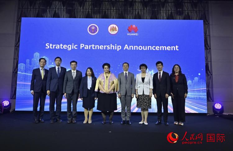 數(shù)字人才峰會現(xiàn)場。左五為泰國高等教育、科學(xué)、研究和創(chuàng)新部長素巴瑪·伊沙拉帕迪，右三中國駐泰國大使館教育參贊許蘭，右四為華為泰國技術(shù)有限公司總經(jīng)理李雄偉。人民網(wǎng)記者 簡承淵攝