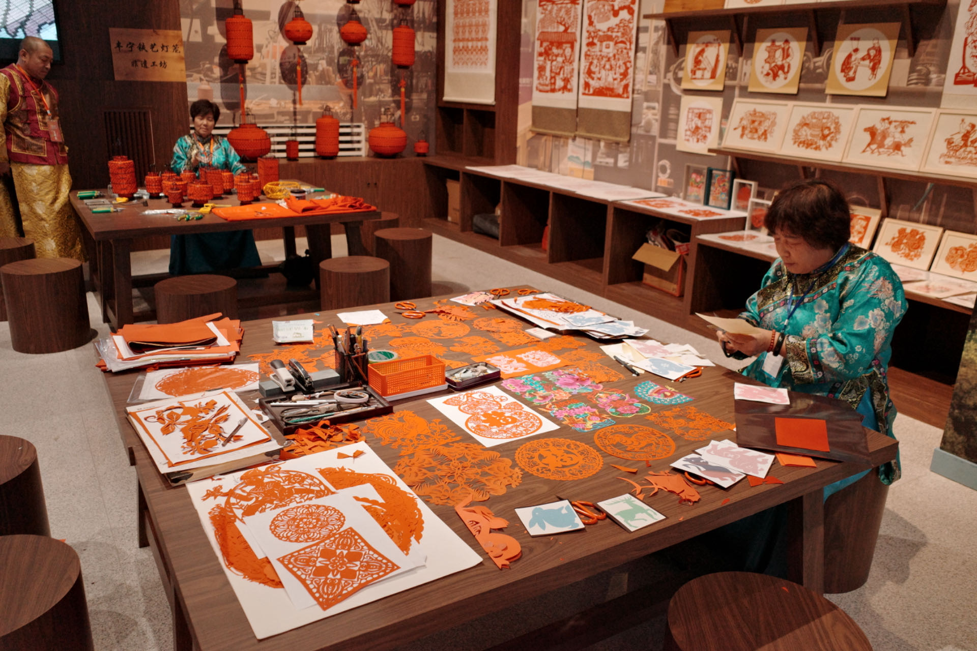 “氣象萬(wàn)千——中國(guó)非遺保護(hù)實(shí)踐主題展”上，非遺傳承人現(xiàn)場(chǎng)展示。人民網(wǎng)記者 劉微攝