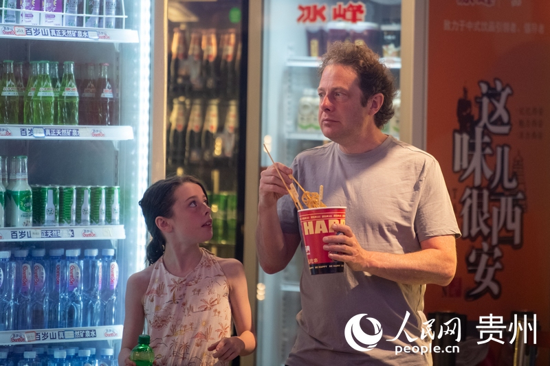 6月21日，貴陽青云市集內(nèi)，游客邊逛邊吃。人民網(wǎng)記者 翁奇羽攝