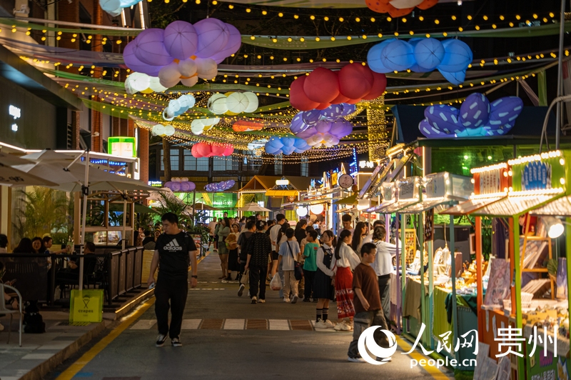 6月21日，貴陽新印廠霓虹閃爍，映照城市夜生活。人民網(wǎng) 陽茜攝