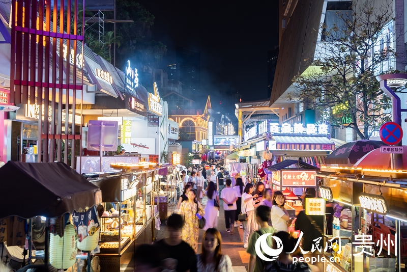 6月21日，夜幕下人頭攢動的貴陽市太平路街區(qū)。人民網(wǎng)記者 涂敏攝