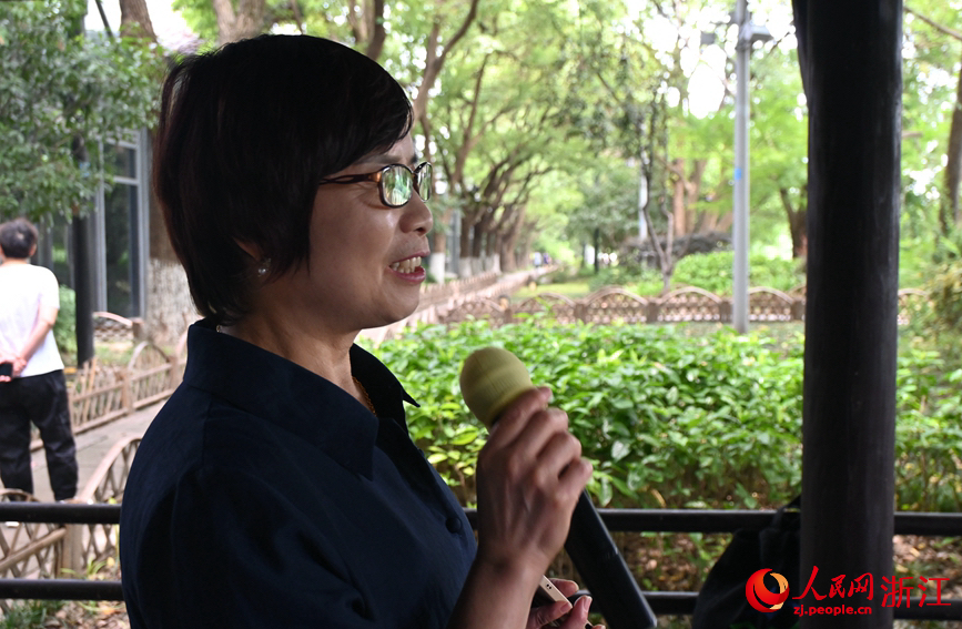 面向運(yùn)河，任國(guó)萍放聲歌唱。人民網(wǎng)記者 張麗瑋