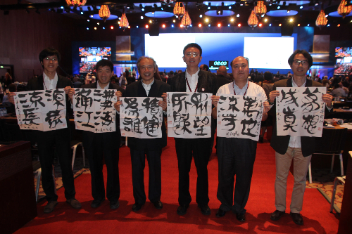 顧風(fēng)（左三）在會(huì)場(chǎng)合照留念。受訪者供圖