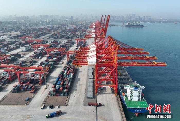 資料圖：山東日照港全自動(dòng)化集裝箱碼頭作業(yè)現(xiàn)場(chǎng)。(無人機(jī)圖片)<a target='_blank' href='/'><p  align=