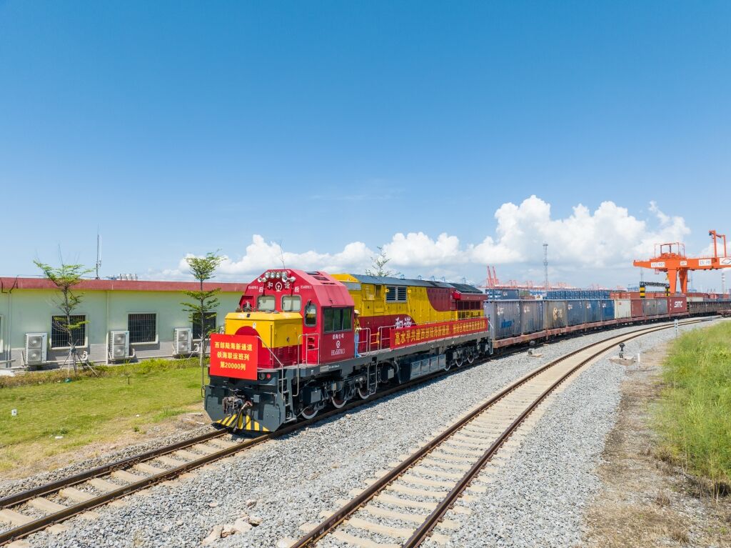 01 陸海新通道第20000列班車。陸海新通道運(yùn)營(yíng)公司供圖