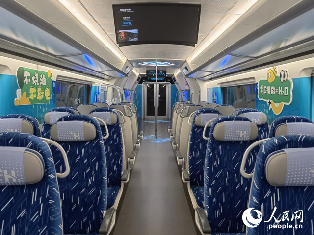 我國首列氫能源市域列車由位于吉林省的中車長(zhǎng)客股份有限公司自主研制，該列車不燒油，不取電，可實(shí)現(xiàn)零碳排放。人民網(wǎng)記者 馬俊華攝