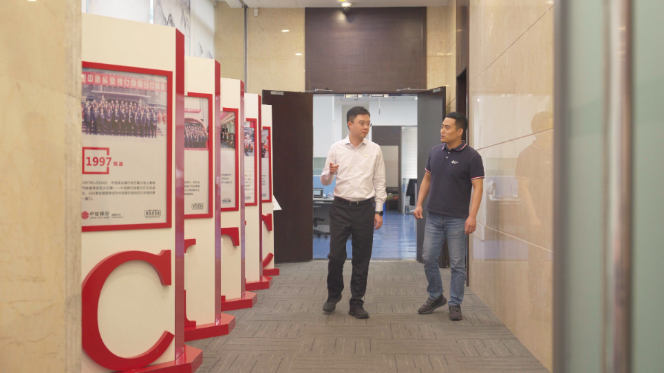 中信銀行成都分行行長(zhǎng)助理李一（左）接受采訪。人民網(wǎng)記者 王紹紹攝