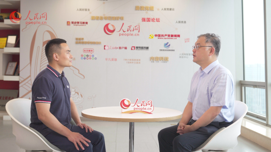 中共中央黨校（國(guó)家行政學(xué)院）國(guó)家治理教研部副主任李江濤（右）接受采訪。人民網(wǎng)記者 王紹紹攝