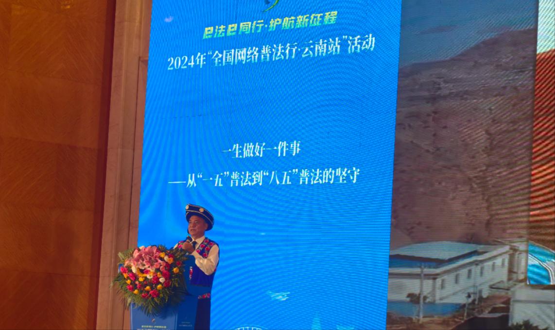 李學(xué)平分享普法的故事。人民網(wǎng)記者 孝金波攝