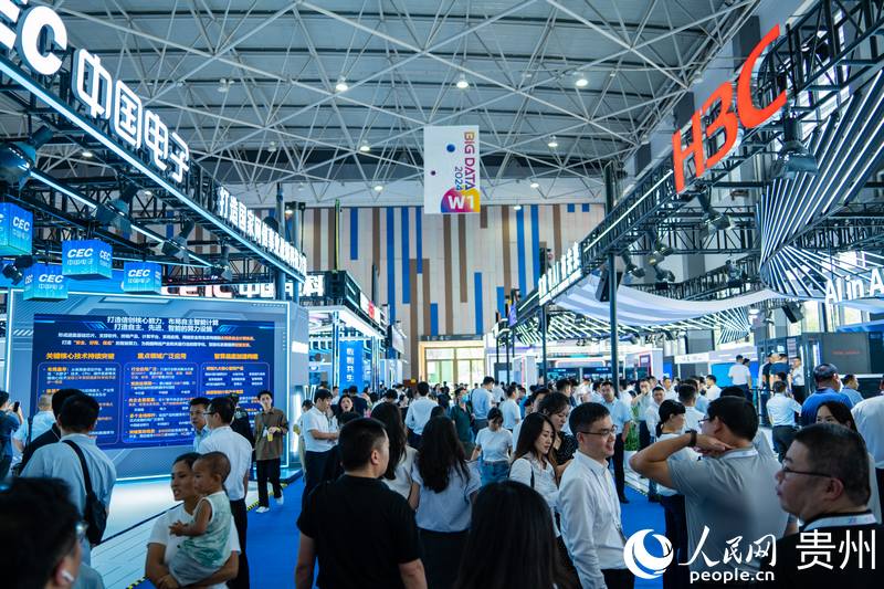 3、2024數(shù)博會共吸引400余家展商參展。人民網(wǎng) 陽茜攝.jpg