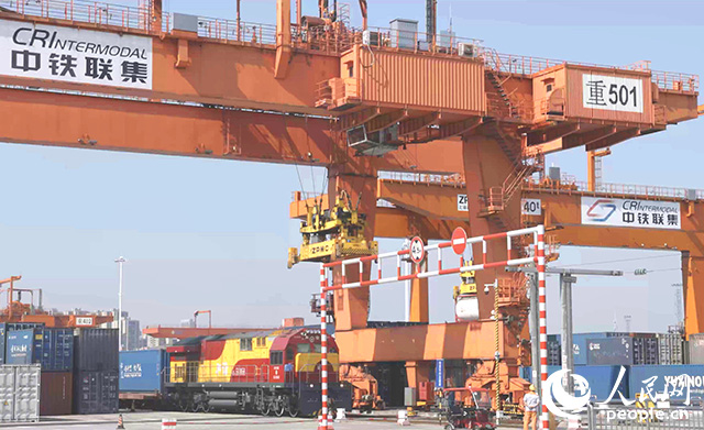 位于重慶國際物流樞紐園區(qū)的重慶鐵路集裝箱中心站。 人民網(wǎng)記者 劉祎攝