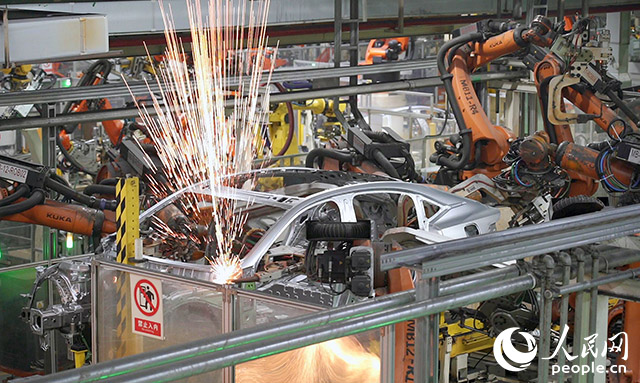 長安汽車兩江工廠，機械臂正在工作。人民網(wǎng)記者 劉祎攝