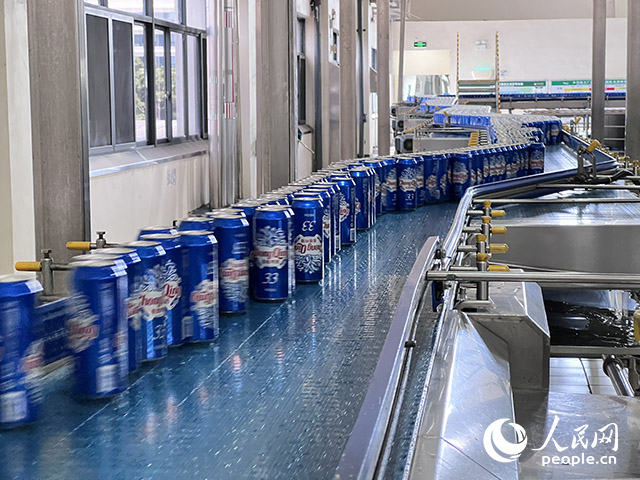 重慶啤酒包裝車間易拉罐生產(chǎn)線。人民網(wǎng)記者 胡虹攝