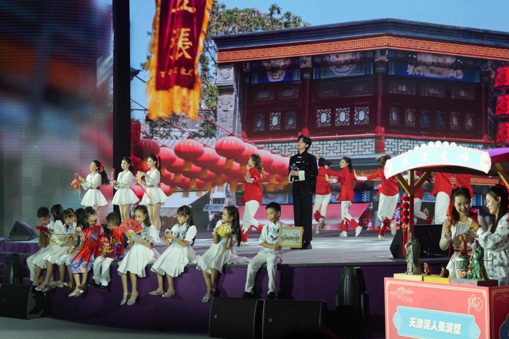 《津門(mén)謠》節(jié)目現(xiàn)場(chǎng)。人民網(wǎng)記者 于凱攝