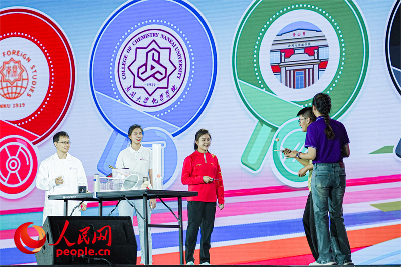 陳夢與南開學(xué)子互動。人民網(wǎng)記者 于凱攝