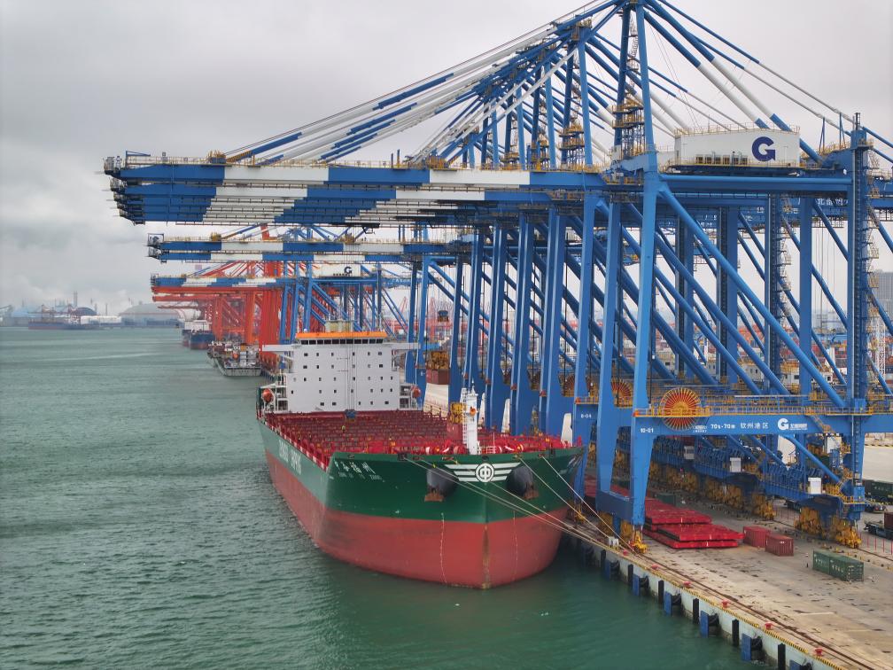 2月23日拍攝的廣西北部灣港欽州港區(qū)的碼頭堆場（無人機照片）。新華社記者 周華 攝