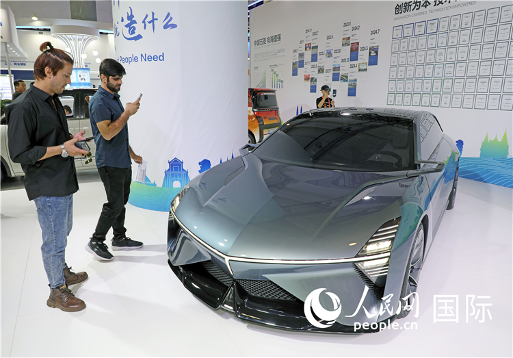 東博會(huì)上，上汽通用五菱展出的一款名為“東盟之光”的新能源概念車(chē)吸引參觀者駐足。人民網(wǎng)記者趙益普攝