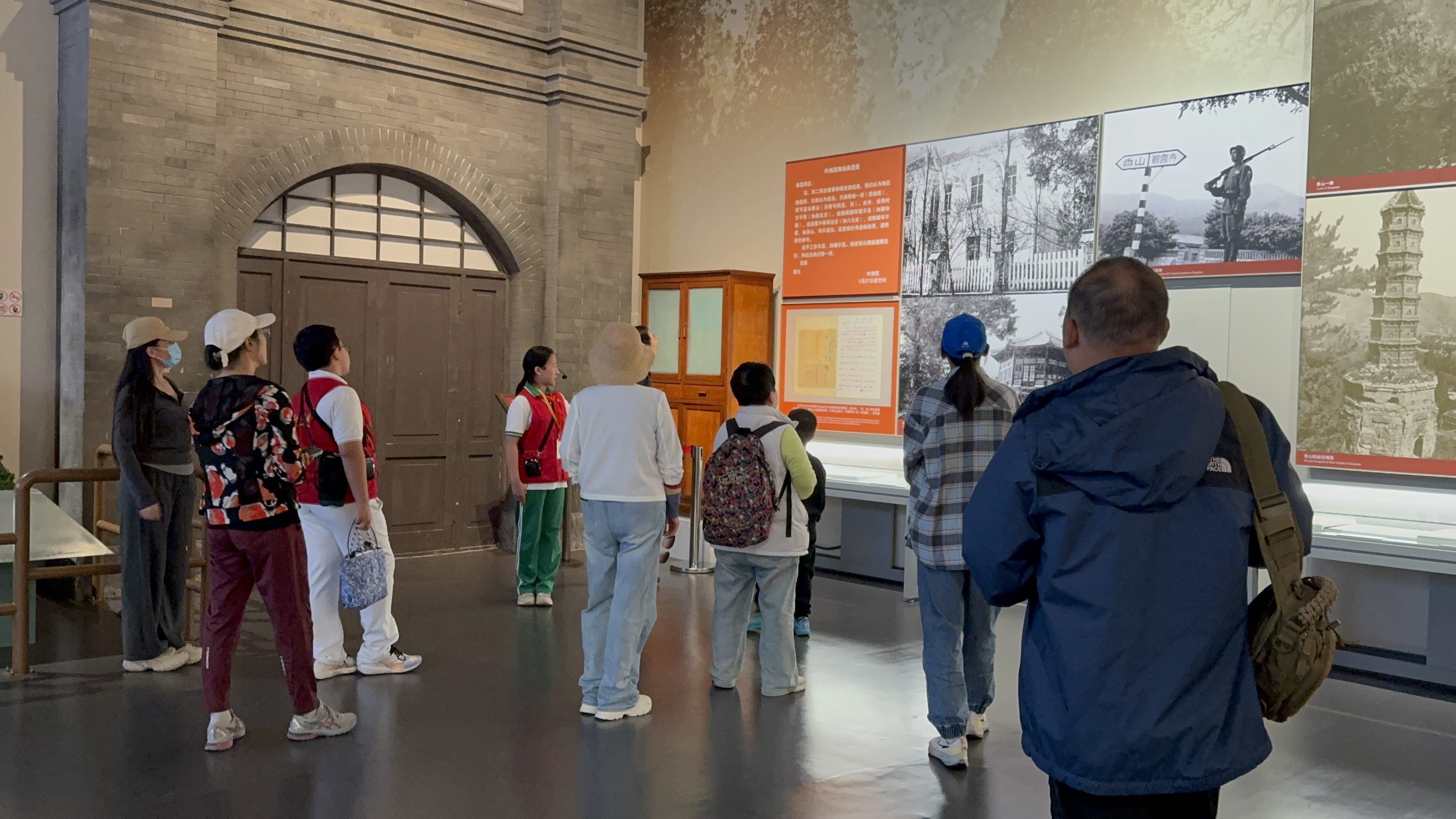 10月4日，北京香山革命紀念館內(nèi)，一名“紅領巾志愿者”正在為參觀者講解。人民網(wǎng)記者 劉微攝