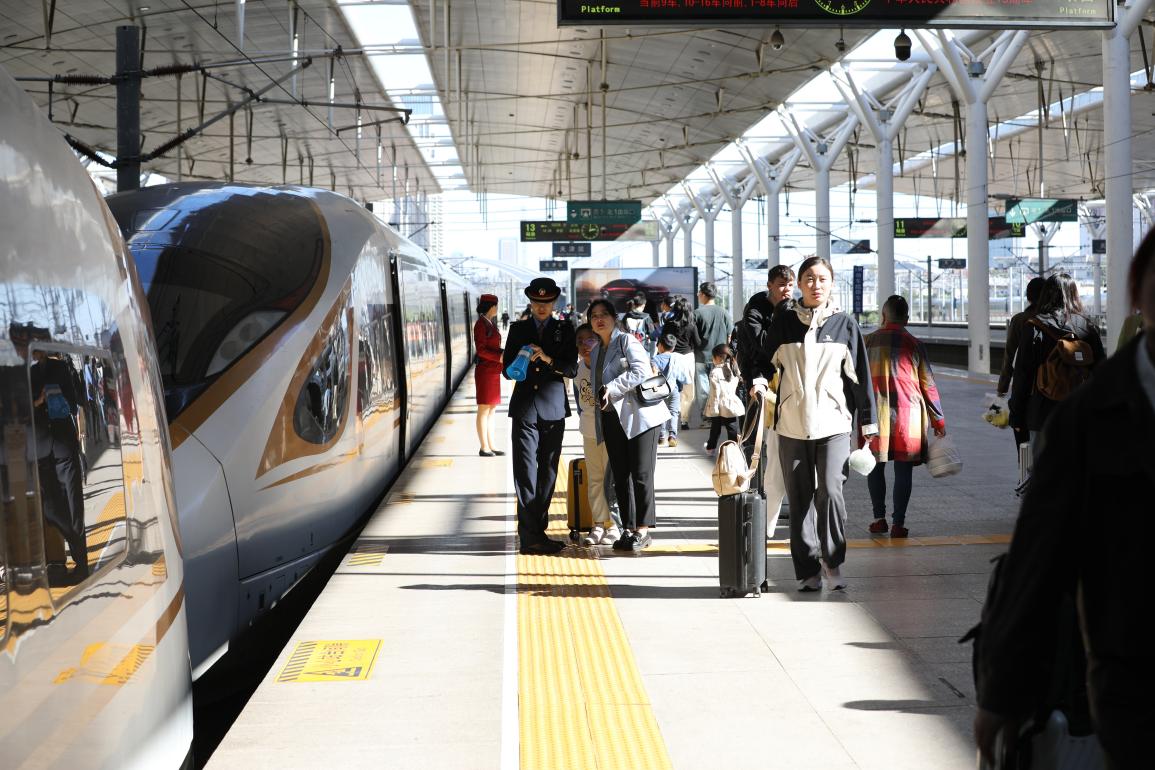 旅客在站臺準備乘車。受訪方供圖