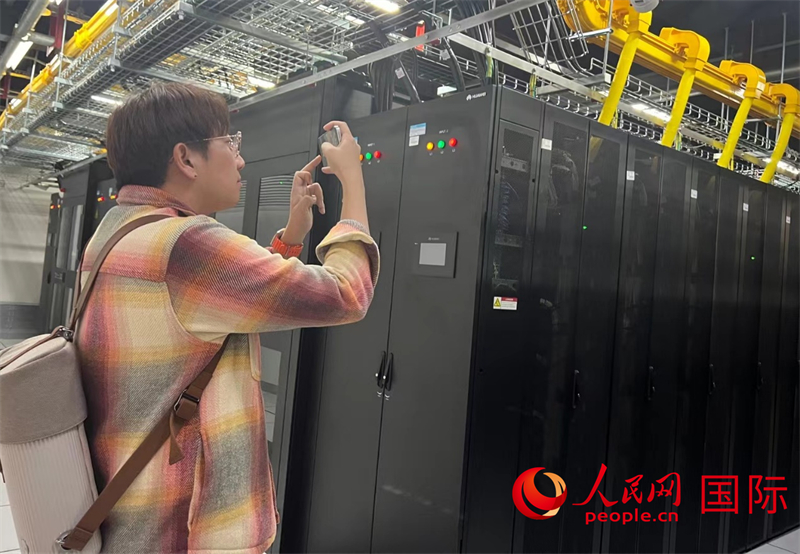 韓國(guó)博主樸大一參觀中國(guó)移動(dòng)新疆云計(jì)算和大數(shù)據(jù)中心機(jī)房。人民網(wǎng)記者曾書柔攝