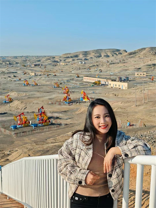 中泰文化推廣達(dá)人張愛(ài)玲參觀克拉瑪依百里油區(qū)。受訪者供圖