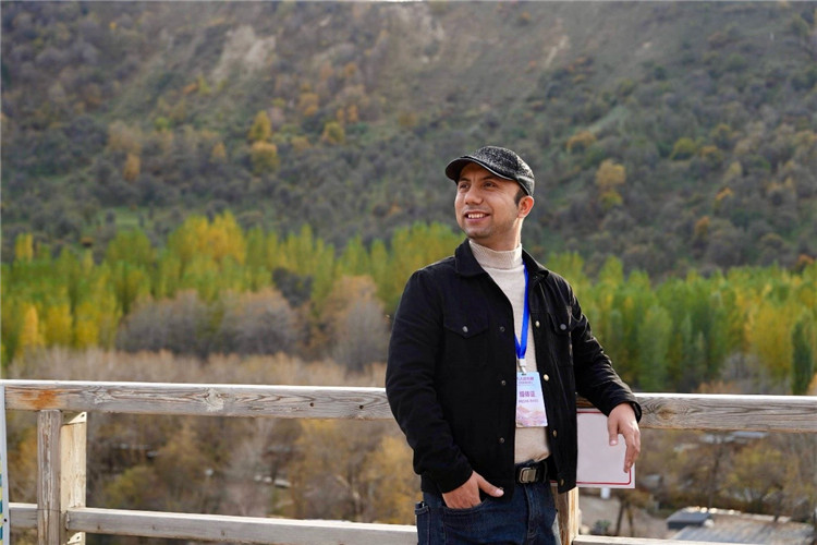 阿布德吾力參加“萬人說新疆”優(yōu)秀作者媒體行活動留影。受訪者供圖