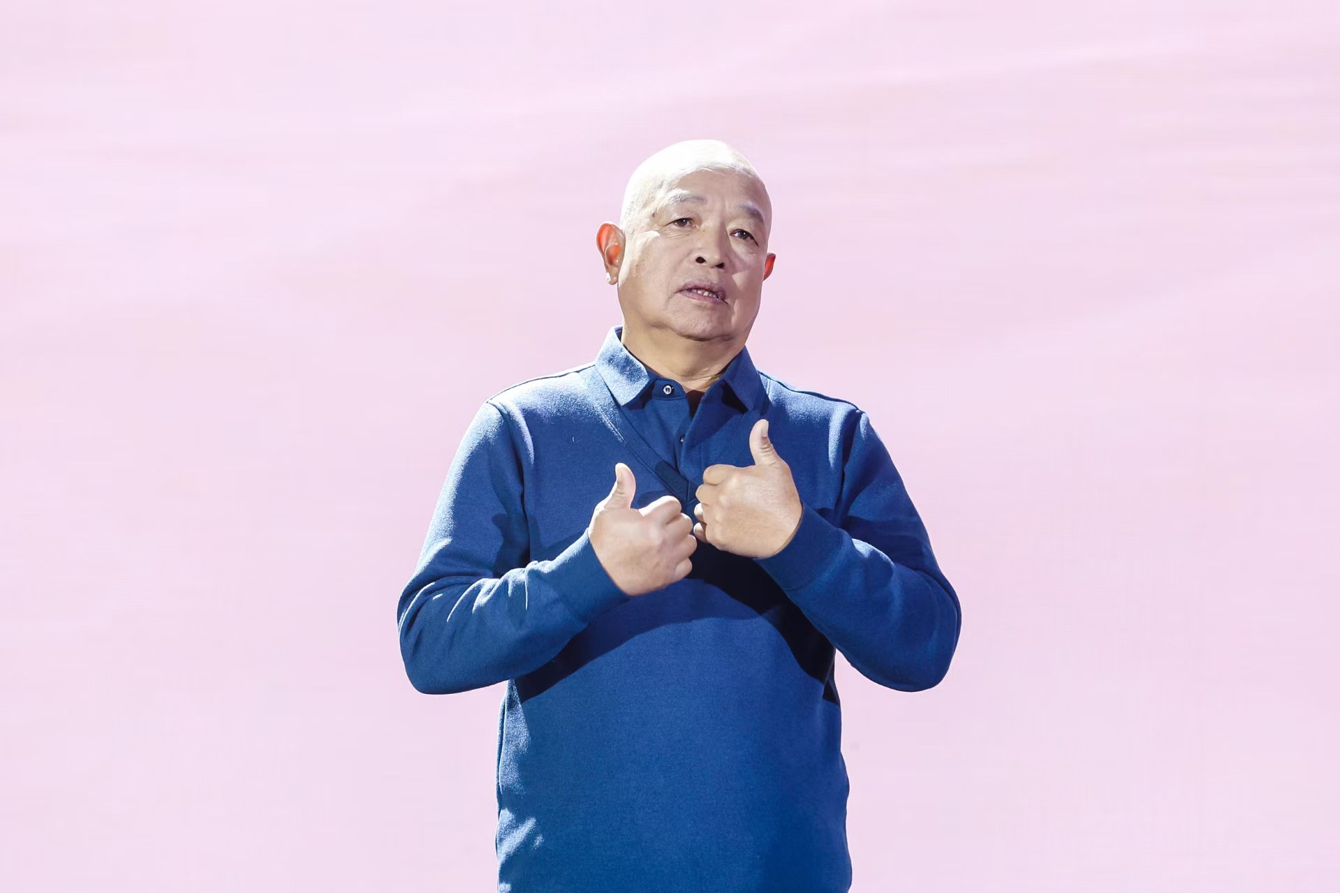 “山東好人”、煙臺(tái)市無聲洗車場經(jīng)理柳興濤。人民視頻供圖。