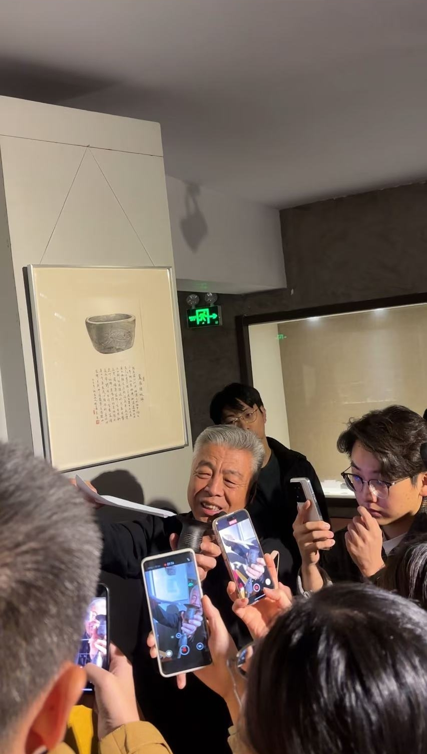 黑陶邢文化博物館館長(zhǎng)邢葆東展示兩張相疊的A4紙，向記者解釋此為杯口的厚度。