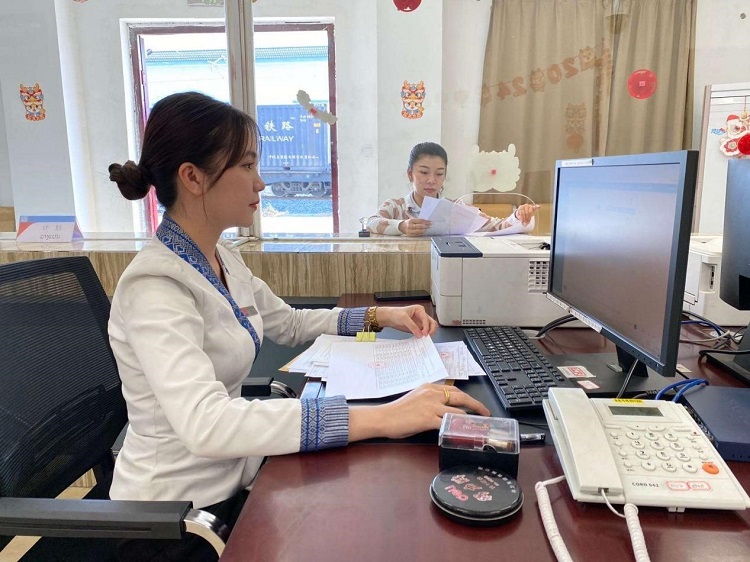 春節(jié)期間，中老鐵路員工堅(jiān)守崗位，保障鐵路運(yùn)行安全、暢通。李加勇攝