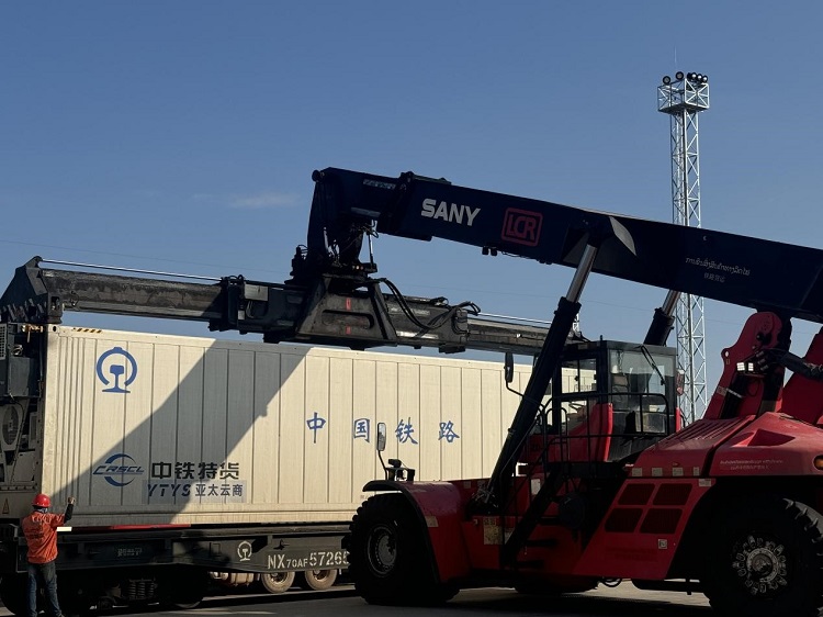 春節(jié)期間，起重機(jī)吊裝即將發(fā)運(yùn)的冷鏈集裝箱。李加勇攝