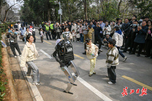 “智警小珞”人形機(jī)器人和小朋友們斗舞。長(zhǎng)江日?qǐng)?bào)記者史偉 攝