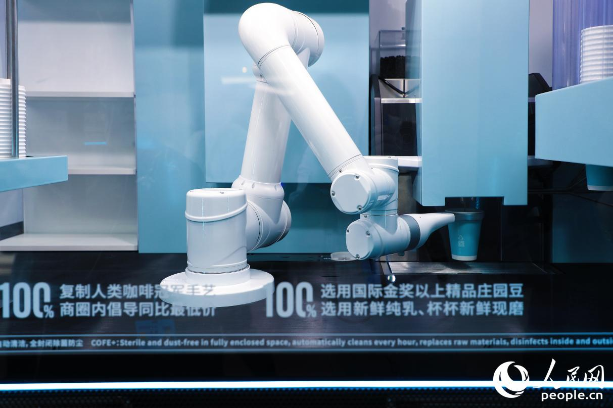 機(jī)器人現(xiàn)磨咖啡。人民網(wǎng) 李唯一攝