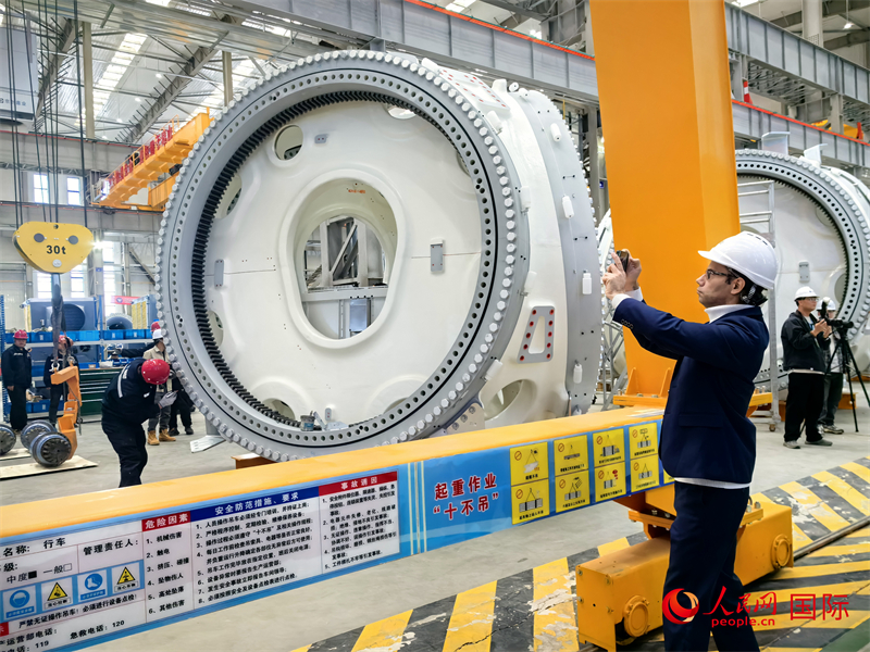 外媒記者參觀位于烏蘭察布察哈爾高新技術(shù)開發(fā)區(qū)的運達(dá)風(fēng)電裝備制造廠房。人民網(wǎng) 楊春燕攝