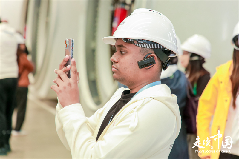 斐濟(jì)廣播公司記者尼基爾·庫馬爾（Nikhil Kumar）參觀運達(dá)風(fēng)電裝備制造廠房。環(huán)球網(wǎng)供圖