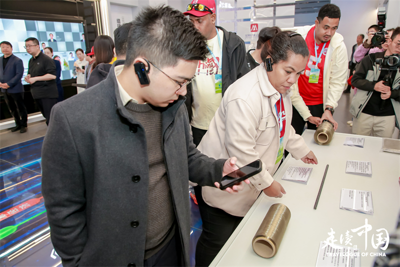 菲律賓《商業(yè)鏡報》蔡辰威（左）在烏蘭察布察哈爾高新技術(shù)開發(fā)區(qū)聽取講解。環(huán)球網(wǎng)供圖