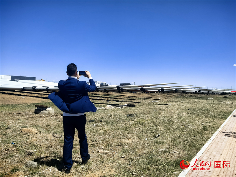 外媒記者拍攝廠房外的風(fēng)力渦輪發(fā)電機(jī)的巨型漿葉。人民網(wǎng) 楊春燕攝