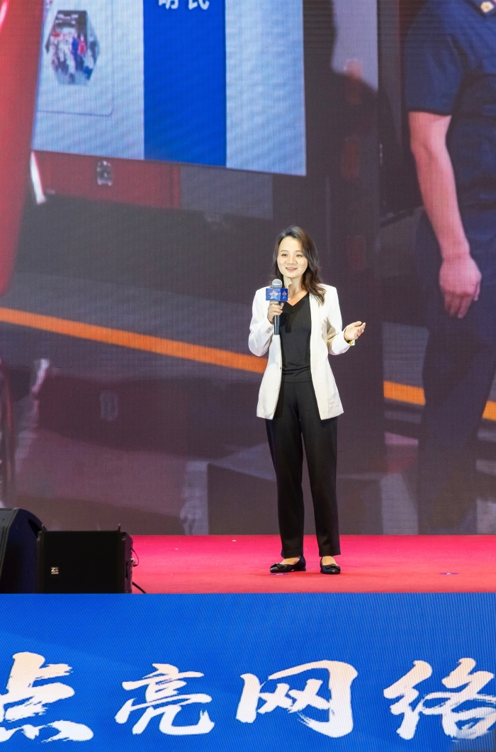 楊洸分享《繪制網(wǎng)絡(luò)文明“畫(huà)像”》