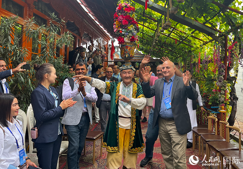 5月24日，外國媒體人在伊寧市喀贊其民俗旅游區(qū)參觀體驗。 人民網記者 翟轉麗攝