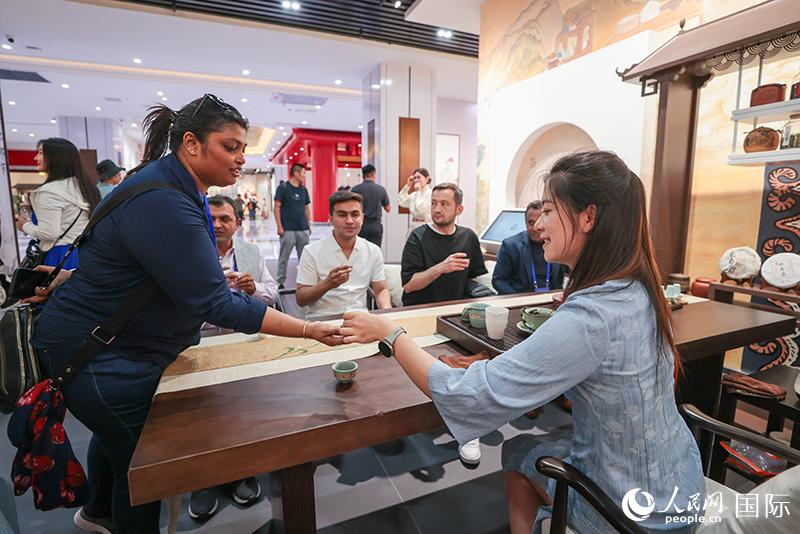 5月25日，外國媒體人在霍爾果斯國際邊境合作中心中國文化館參觀。人民網記者 張武軍攝