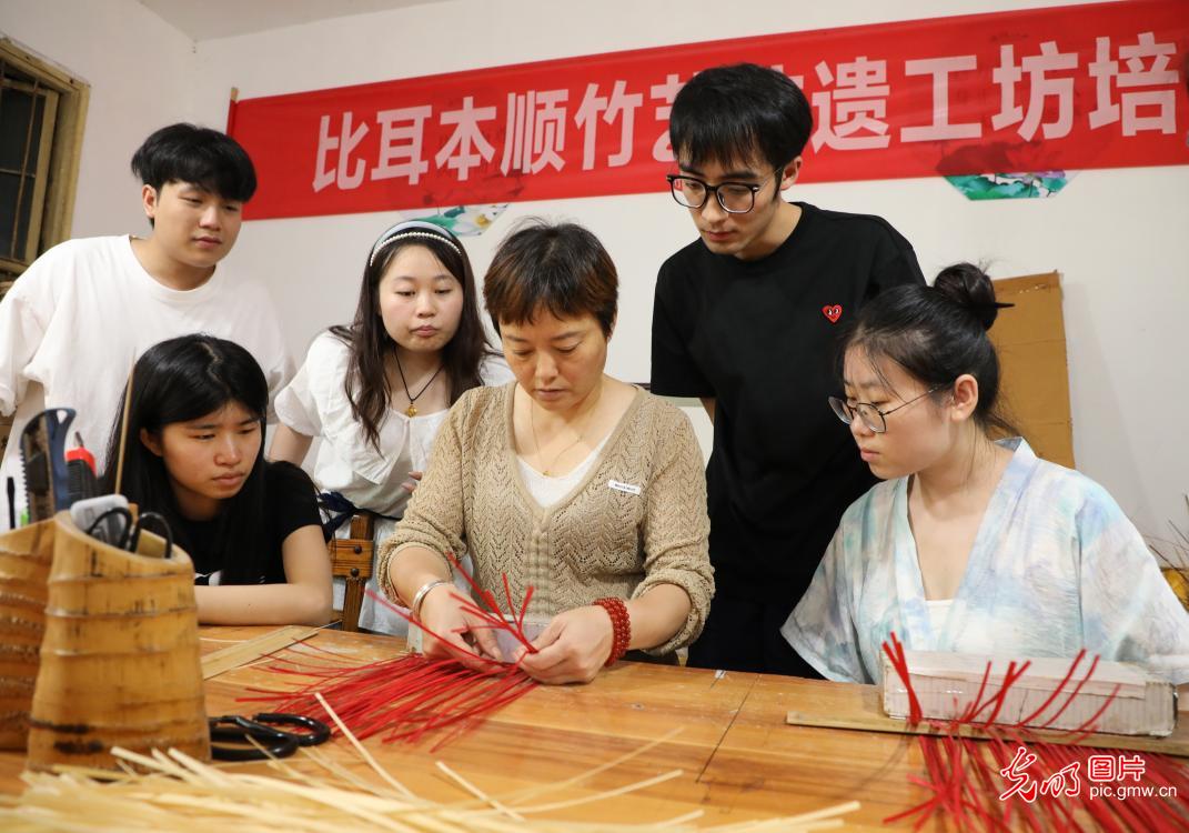 直播助農(nóng)、健康義診、扮靚街巷……青年學子暑期返鄉(xiāng)服務(wù)桑梓