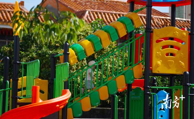 崖口村近年來也大力發(fā)展村里的基礎(chǔ)設(shè)施建設(shè)，尤其為老人和小孩提供更多的休閑娛樂場所。